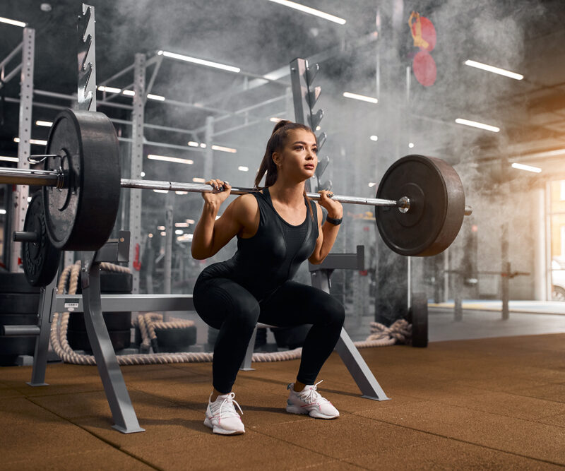 Powerlifter doing squats to work glutes